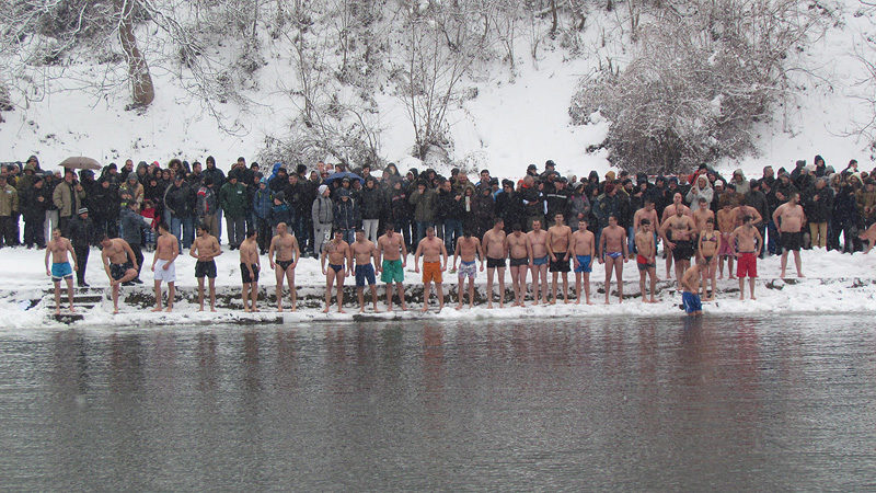 Plivanje za krst na Bogojavljenje u sredu 19. januara u 12 sati