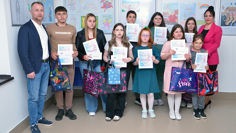 Sinoć u Vlasotincu otvoren „Dečji prolećni likovni salon“ šesti po redu